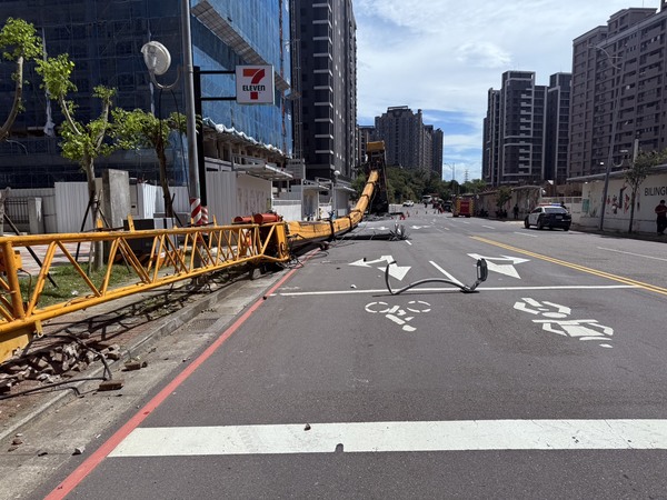 龜山吊車翻覆砸傷路人　警方封路管制排除事故