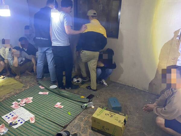 越南「色碟」賭場藏身空屋 大園警深夜出擊逮15人