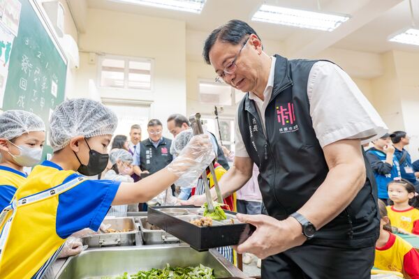 張市長視察國中小免費營養午餐　提高餐補助上限、在地食材守護食安