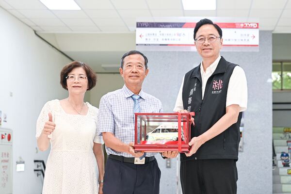林坤言及呂定蓉賢伉儷捐贈救護車　張市長感謝善舉提升救護量能