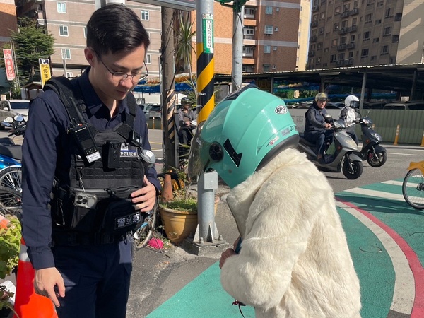 83歲老婦市區迷途 中壢警循眷村線索耐心協助返家