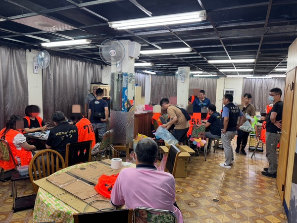 中壢警連假前夕掃蕩麻將賭場  現場驚見8旬翁聚賭共帶回60人 　　