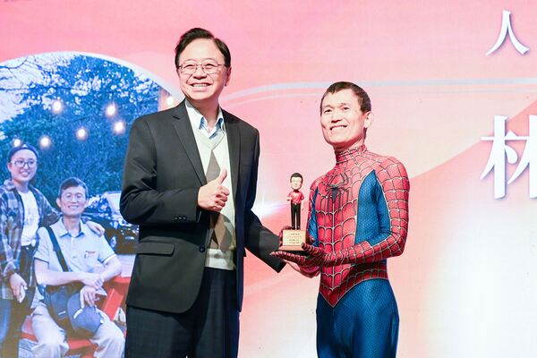 張善政表揚40位消防績優人員 市府攜手美光成立首支企業義消