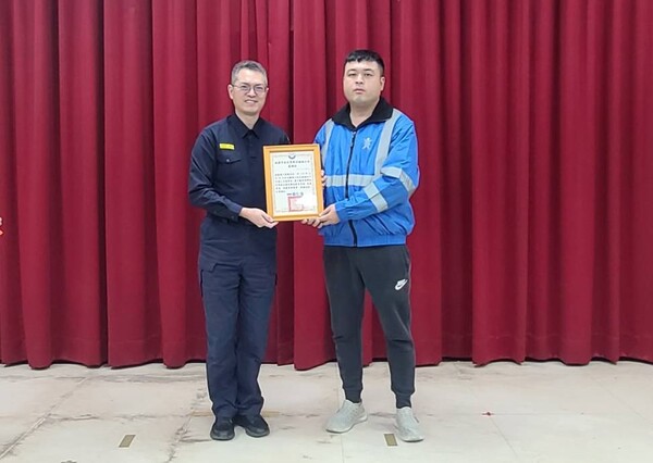 台鐵平交道驚險一瞬！青年衝鋒救人獲表揚　楊梅分局致贈感謝狀肯定義行