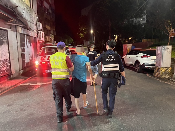路倒夜市街邊癱坐苦等援手  壢警暖心護送長者助返家