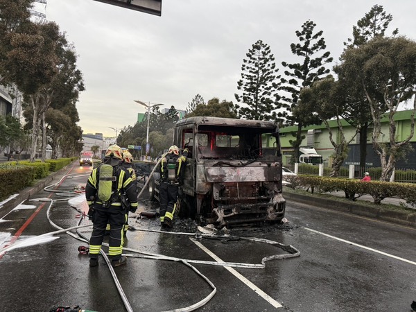 聯結車突發火警影響車流 中壢警即時啟動交通快打疏導