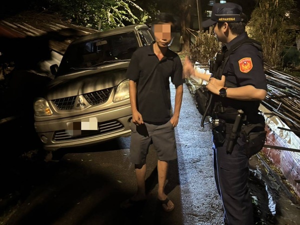 移工駕車掉落排水溝卡頓 壢警團隊深夜分工助脫困