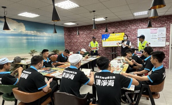 防堵移工成詐騙幫手   平鎮警前進工業區宣導「識詐」