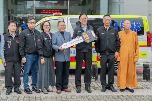 菩提山事業捐贈桃市府救護車、救助金　張善政感謝強化緊急救護與社會救助能量