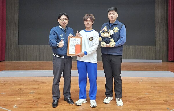 銀樓搶奪現場見義勇為 龍潭高中生挺身制伏犯嫌獲警表揚