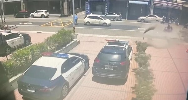 玻璃不耐強風遭吹落 警方協助清理及疏導交通
