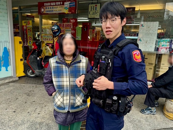 八旬老婦寒流中失智迷途 龍潭警30分鐘迅速平安尋回