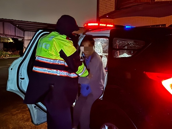 雨勢滂沱駕車不慎跌落水圳　中壢警迅速協助老翁返家