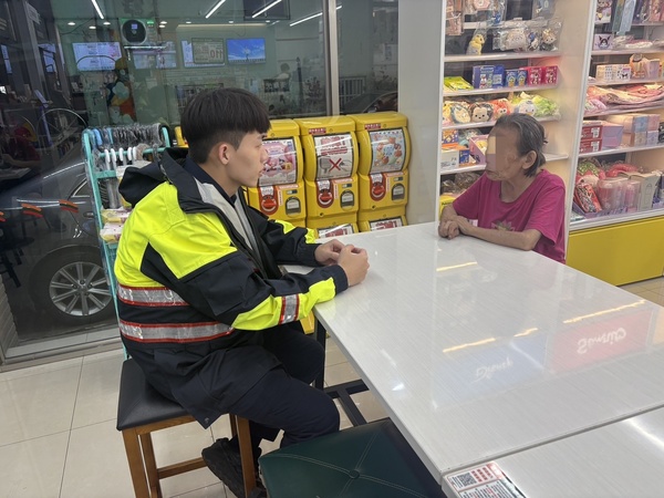 8旬失智婦三颱共舞雨夜迷途  壢警實習生鷹眼助祖孫團員