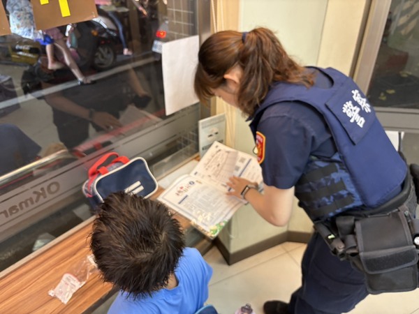8歲童不慎走失 警方靠聯絡簿助平安返家