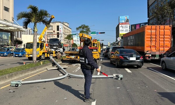 男開車恍神撞斷路燈 燈桿「從天而降」慘砸對向車