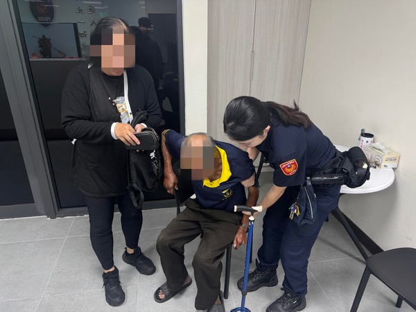 老翁迷途夜行中壢街頭　壢警暖心送返家