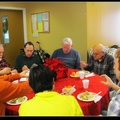 中間白髮者即是本教會的創會牧師奧斯丁先生。
他和教會職員一起受邀享受美食。