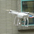 Kano大學:小型空拍機[飛到大樓窗前]