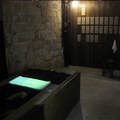 模擬慰安所，實際上更小間。臉盆投影上海的大一沙龍慰安所。