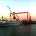 2011年7月3日拍攝的瓦良格號航空母艦，旁邊舷號88的是一艘海軍豪華客輪，用以航母訓練人員的輪換。
