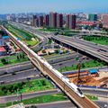 高速鐵路列車行駛在北京城內。