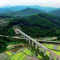 京廣高速鐵路（全長2298公里，世界最長）的列車穿梭在中國南方的山嶺中。