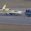 這是中國最新型的高空無人偵察機在今年11月初突然亮相，型號和名字都不清楚，也是採用連翼。它和「翔龍」最顯著的不同是採用V型尾翼，這一點更像美國的「全球鷹」。