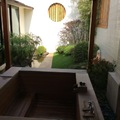 浴池旁的日式庭院