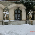 大雪中的石雕