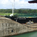 台車牽引另一部貨輪過運河