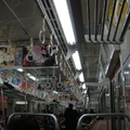 東京地鐵車箱內滿滿的廣告