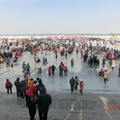 遊客在結冰的松花江上走春