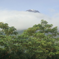 亞雷納火山隱藏在雲中