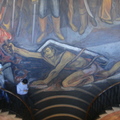 博物館牆上的大幅名畫（有二人下樓）
