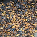 人工烘焙的咖啡豆