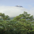 亞雷納火山被雲遮蓋