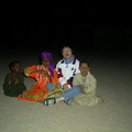 夜晚與貝多因小孩坐在沙漠中