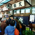 東京築地漁市場的餐廳一早就排隊