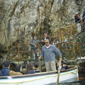 進卡不里島藍洞的小船