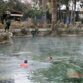 遊客不畏寒冷入溫泉池游泳