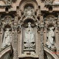 聖方濟各聖殿前石雕