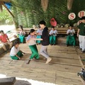遊客參加部落的竹桿舞