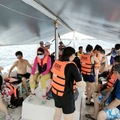 年輕人穿上救生衣準備浮潛