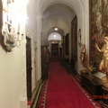 走廊上的雕像與掛毯