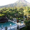 由飯店看泳池與火山