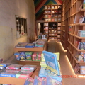 迷宮書店的書架與書籍