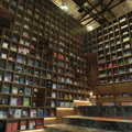 迷宮書店的書架與書籍