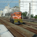 2011,12,03 08:29 FX50 追分火車站，7112車次，會2511車次。