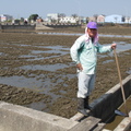 2013,02,18 12:50 G10 準備第三次翻土，我爸已經準備好了。(大年初九)。